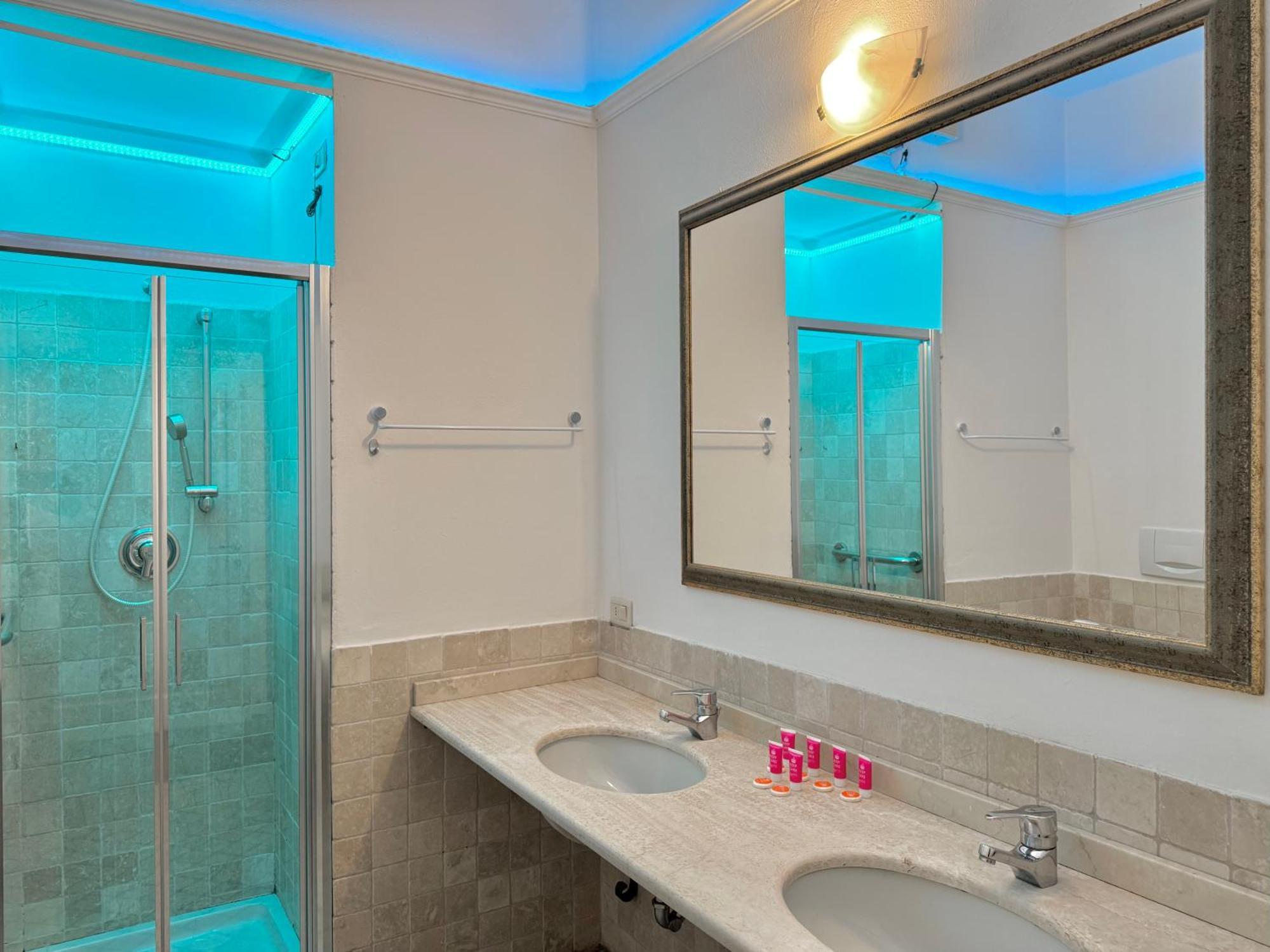 Queen Of The Lake Riva del Garda Room photo